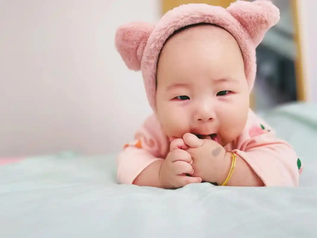 宝宝照片千千万 #心里都是你 #吃手指 我的小盔甲 - 抖音