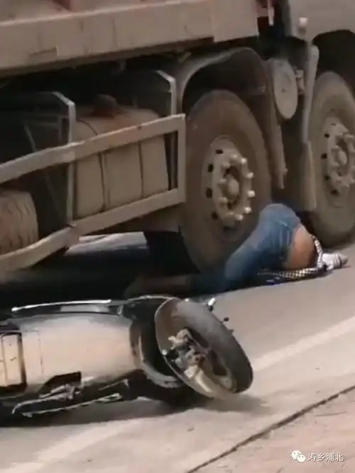 与大货车碰撞,女子被卷入车轮中,头部被车轮直接压爆,脑浆溅了一地