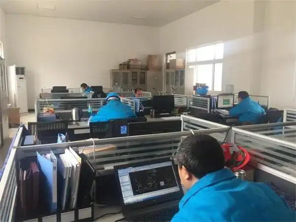 瑞凯化工工作人员身着*st辉丰工作服在5000吨草铵膦项目办公室工作