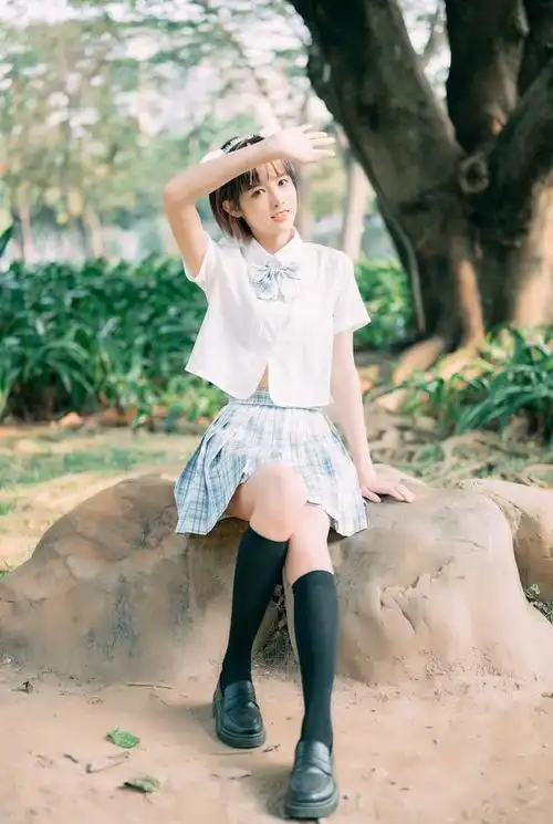 校园中的少女,白色短裙配精致衬衫,太美