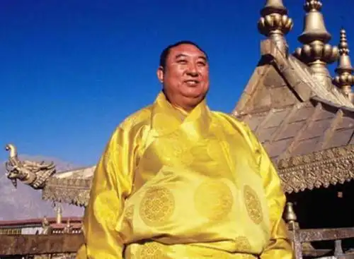 额尔德尼·确吉坚赞就是这个活佛,他是第十世班禅,身份尊贵无比,不过