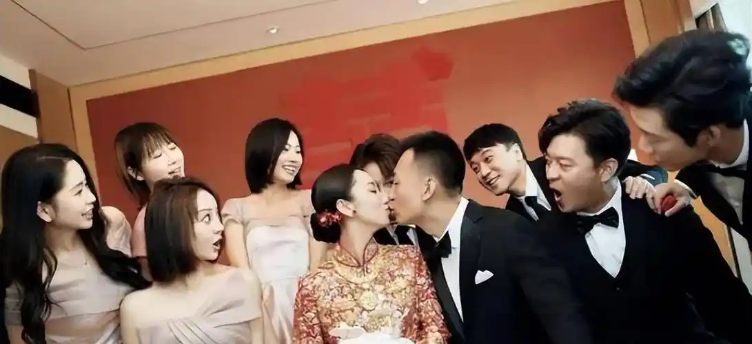 演员董晴结婚众星云集 :谭松韵一身行头过万,黄晓明细节见人品_最好的