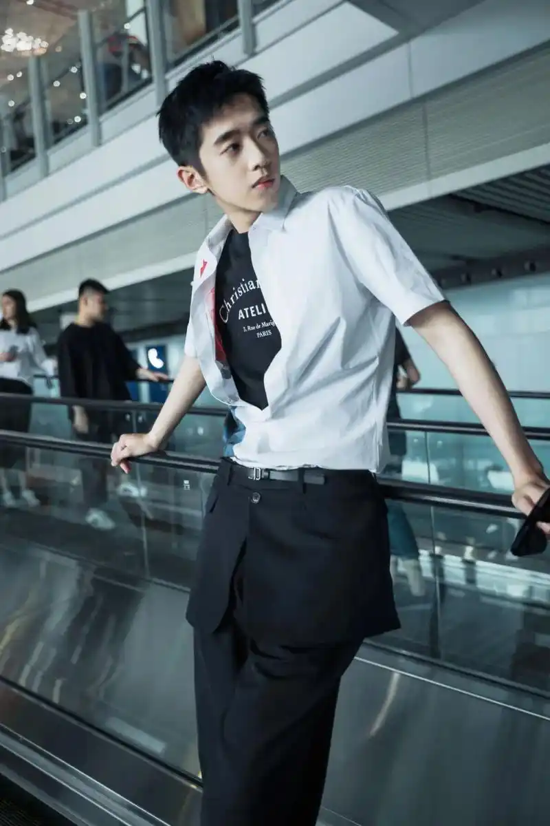 他是公认的大学校草他也是最帅的it理工男