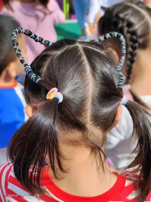 万婴麓山润城幼儿园:【扎辫子比赛】展技能,亮风采