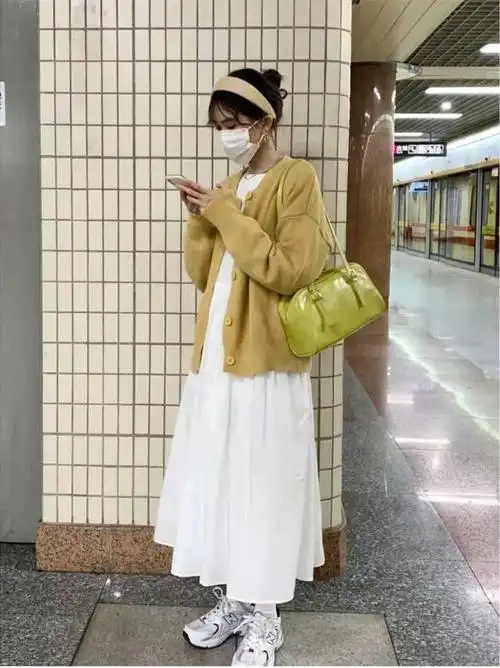 白色连衣裙搭配什么外套好看