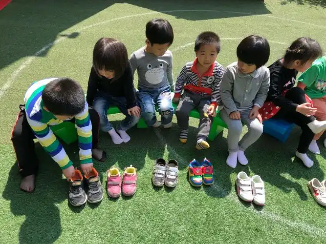 穿鞋我最牛"活动 写美篇   通过本次小班段开展的穿鞋子活动,小朋友们