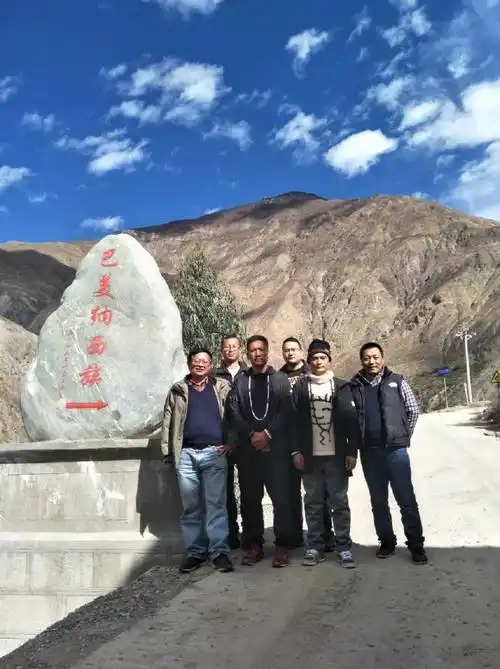 考察队在巴美村村口合影德钦县佛山县巴美村一瞥巴美村村委会在巴美村