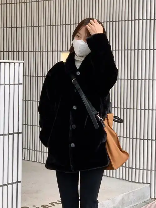 是一双黑色的中长款靴(虽然大家看不到)7415包包|funben-92