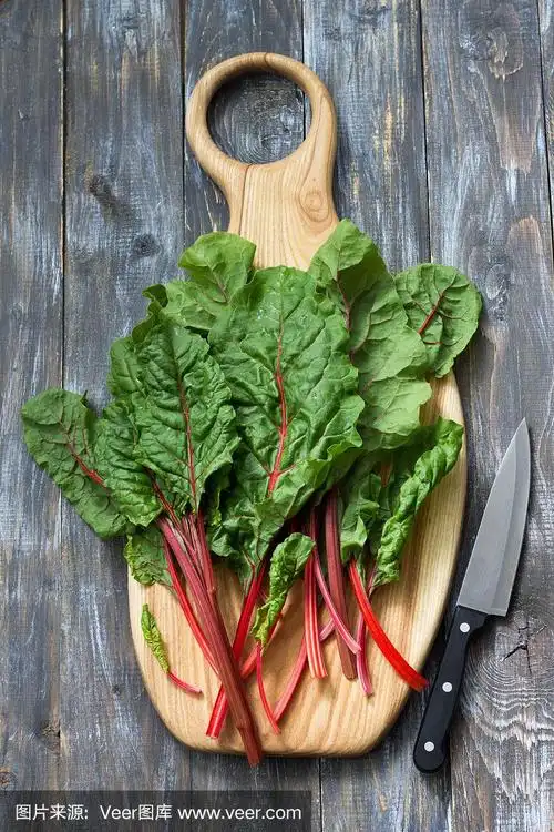 新鲜的生甜菜叶,甜菜叶,mangold放在木桌上