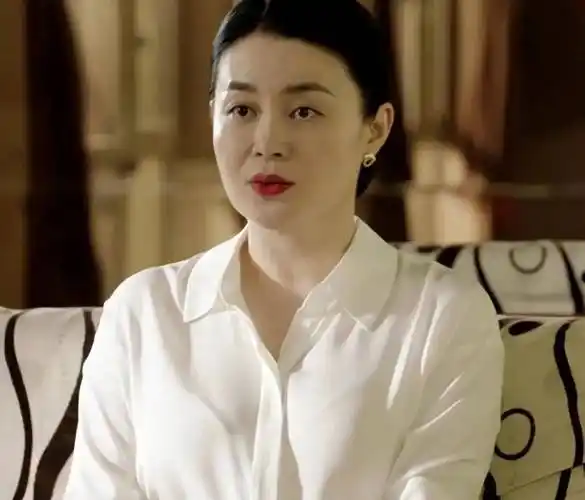 赵本山"御用老伴"关婷娜,在豪宅内养羊驼,穿低领睡衣身材丰腴