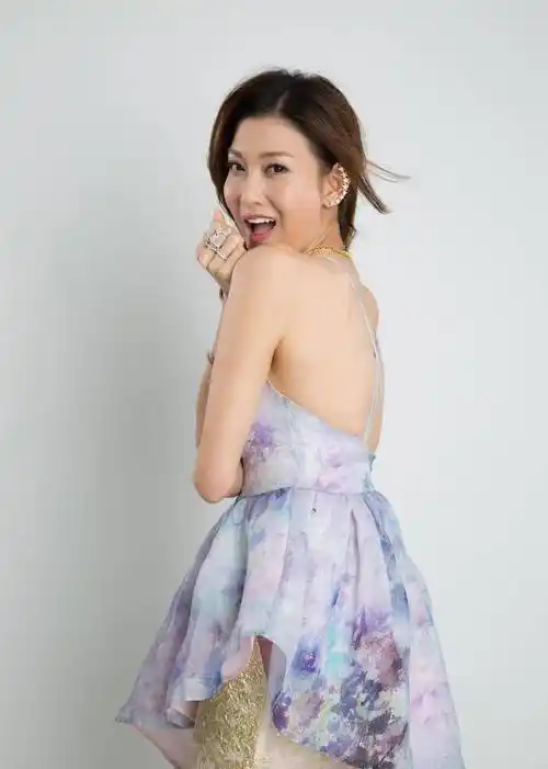 李彩桦非常懂时尚,他甚至在短裙下面还穿了一条"时尚裙",他高端又俏皮