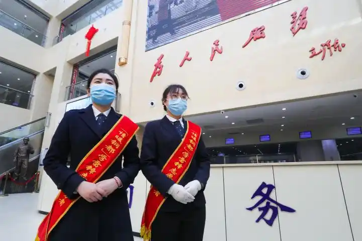 鞍山市政务服务中心服务台的工作人员精神抖擞.