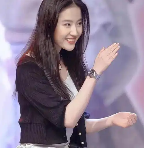 李现刘亦菲恋情曝光?同出同行引热议,网友:坚决反对这