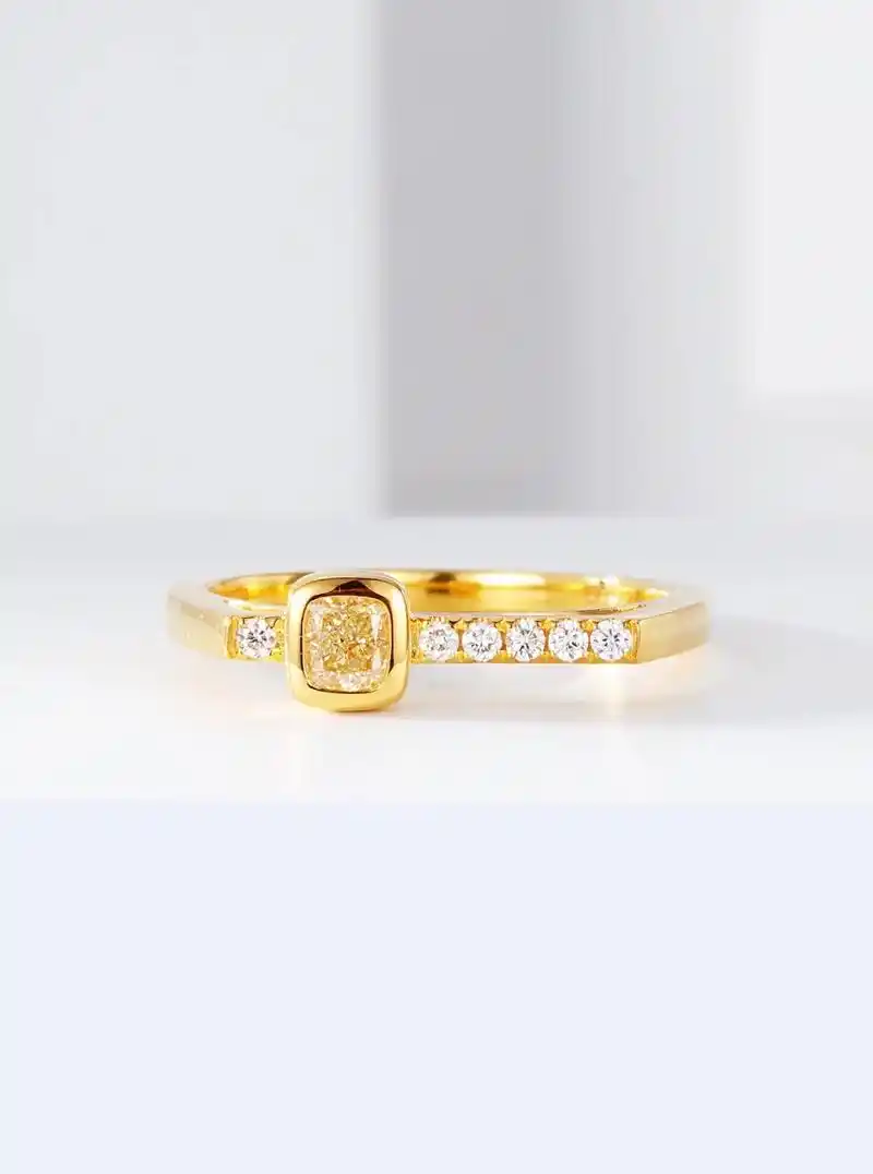 吉祥如意,依诺千金.96摩登感十足的黄钻戒指,方形几何设计, - 抖音