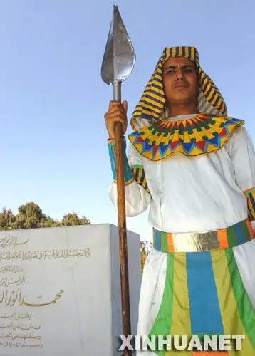 10月25日,一名身穿古埃及服饰的卫兵在位于开罗的埃及前总统萨达特之