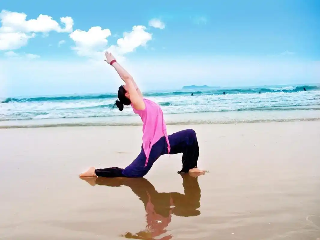 哈他瑜伽的动作讲究舒适度和呼吸控制, 也适合初级学员练习