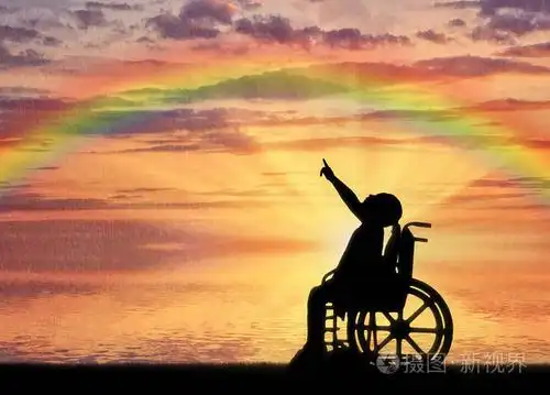 一个残疾儿童女孩的剪影, 坐在轮椅上, 在彩虹的背景下显示一根手指.