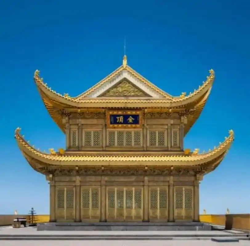 天下云上一方净土——峨眉山金顶大佛简介 峨眉山金顶大佛,位于中国