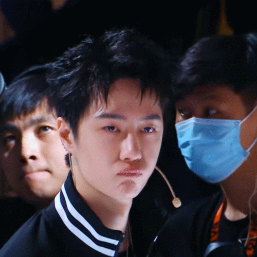 王一博被舞者出场吓到的反应