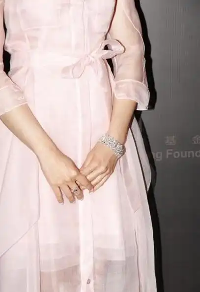 贵气十足!阔太徐子淇现身 光是佩戴的首饰就值千万