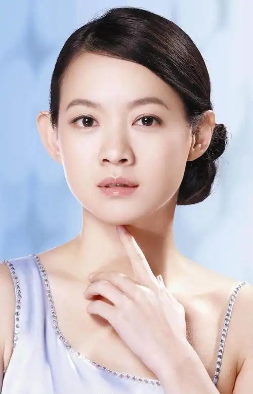 曾宝仪,1973年2月21日出生于香港,是一位兼具节目主持人,歌手,演员多