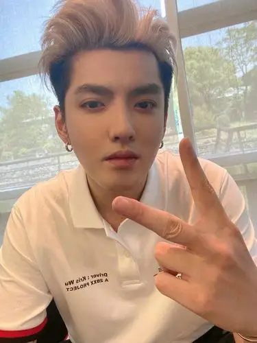 吴亦凡晒怼脸自拍酷帅有型新头像换成赛车照