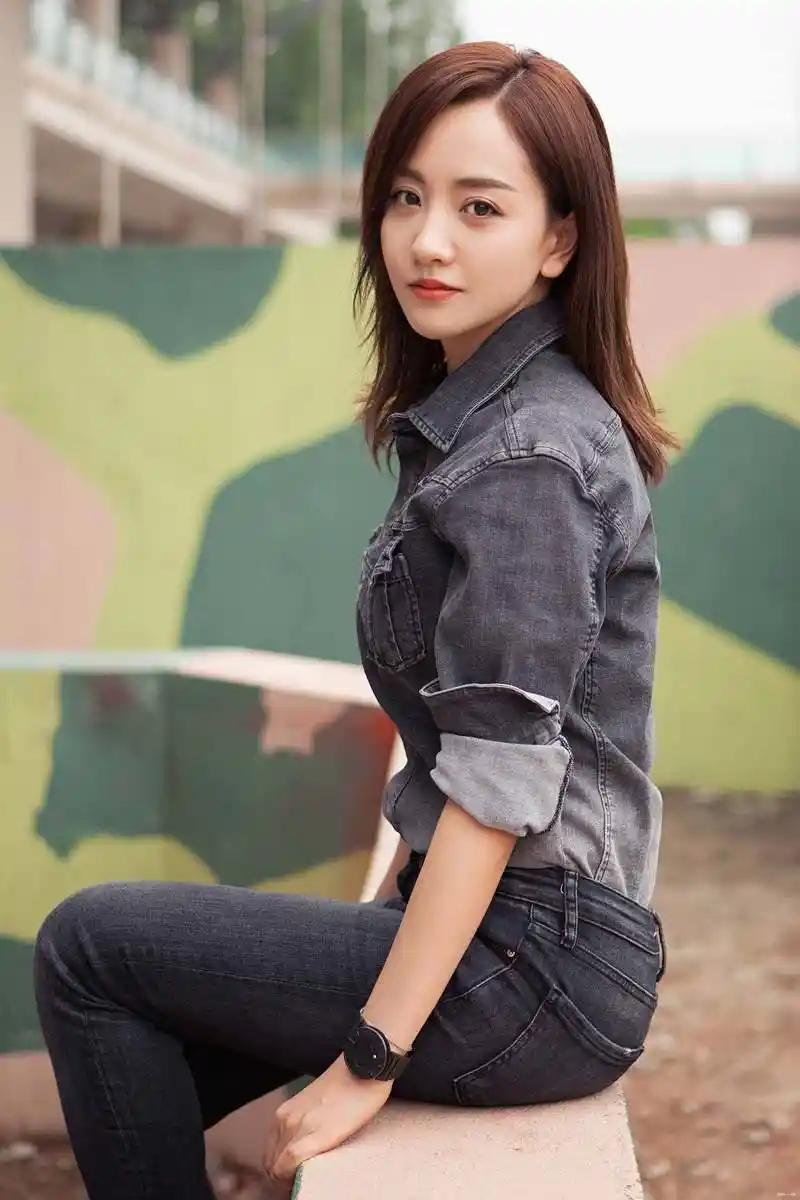 杨蓉简单自然的打扮,清新可爱,是一位成熟中带有俏皮的女神