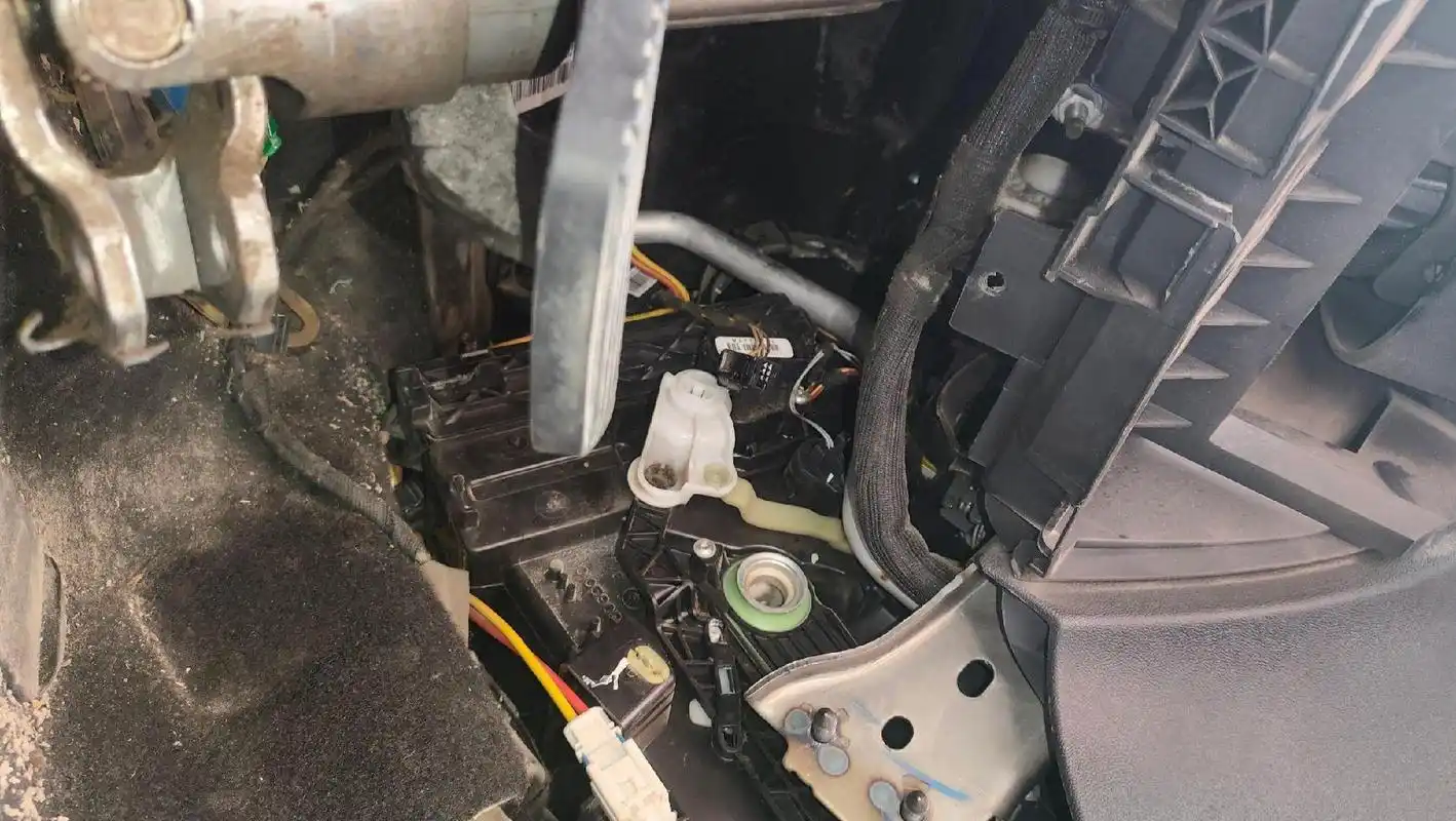 雪铁龙c5鼓风机更换,不拆仪表台,腰不好的搞不了