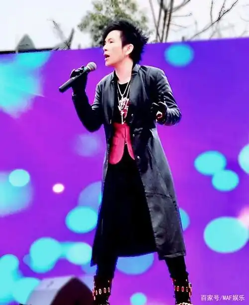 潘美辰摇滚演出 笑眼迷人帅气十足
