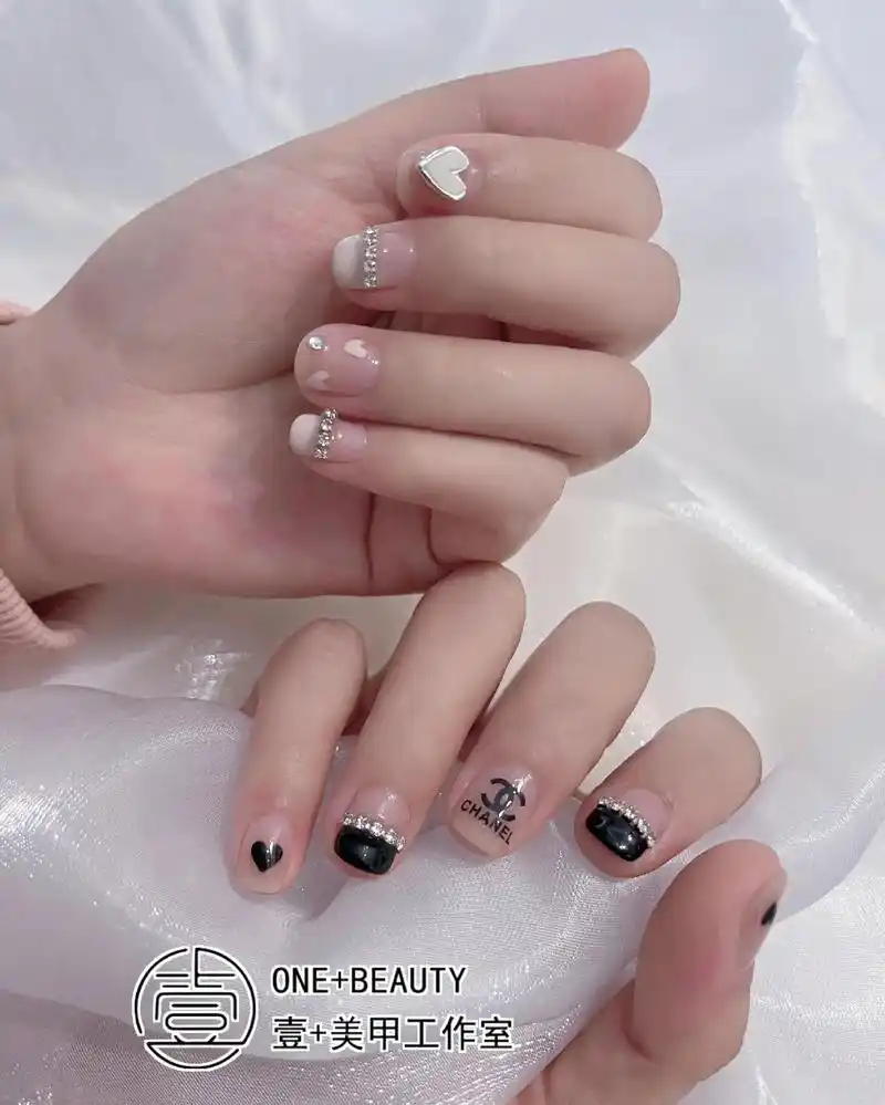 短甲也可以很温柔哦#美甲金丝线的贴法 #显白短指甲美甲图片  - 抖音