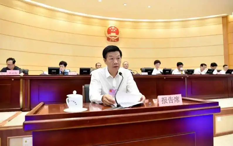 受省人民政府省长李炳军委托,省委常委,省人民政府常务副省长李再勇向