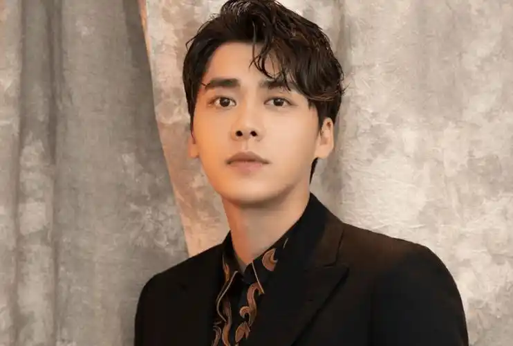 今天介绍一位明星李易峰.我觉得喜欢李易峰的人喜欢他的一切.