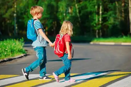 女孩牵手简笔画小男孩和女孩手牵手去上学照片
