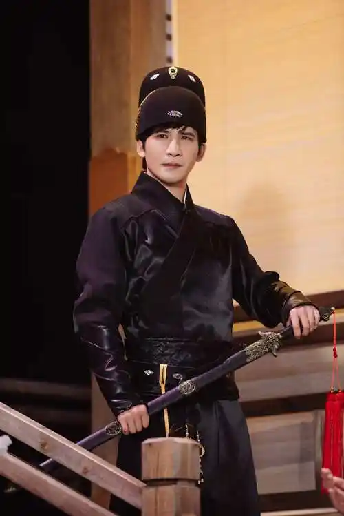 何炅一袭白衣风度翩翩,他手持折扇,搭配额带,古代的文人气质完美拿捏