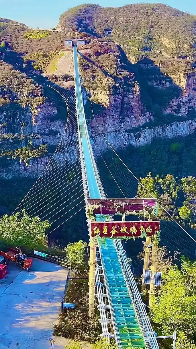 红崖谷景区位于河北省石家庄,是中国北方具有太行特色的风景景区