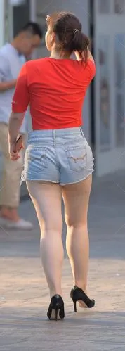 小姐姐白嫩微胖热裤搭配短t恤大象腿格外迷人