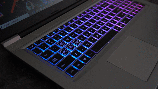 机械师t90 plus采用rgb四区背光键盘,玩家可以在电脑预装电竞中心进行