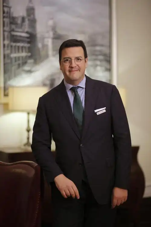 fabio berto)为酒店经理