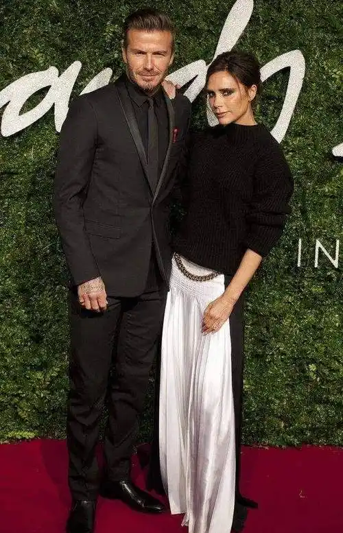 23年送14枚钻戒,贝克汉姆一边宠妻一边偷腥,维多利亚为何不离婚