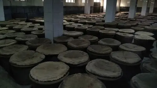 这些都是大醋缸.贴有封条.要经过晾晒等等一系列过程