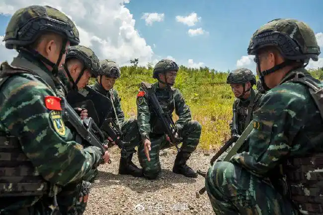 p>特种警察,简称特警,又称swat,特警是指隶属于非军事部门的,以反恐