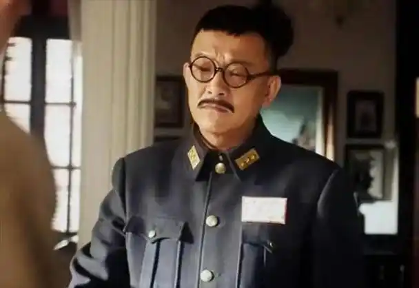 邓钢这个演员光听名字的话,你可能根本想不到是谁,可是看到他这张脸