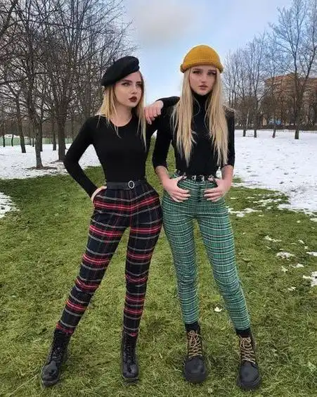 俄罗斯双胞胎姐妹花因蚂蚁腰走红网络,网友:有点畸形了太吓人_网易