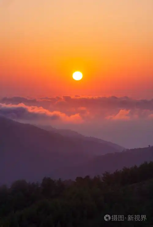 太阳落在塞浦路斯的特罗多斯山