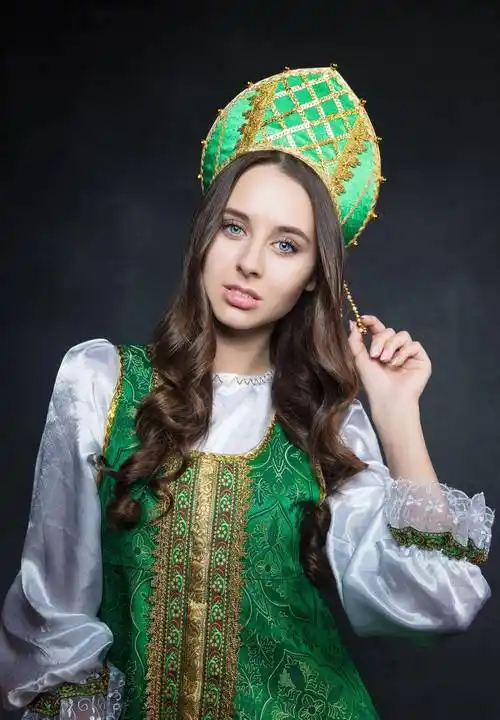 俄罗斯选美佳丽的民族服装,头饰为什么有的带角,有的高耸?