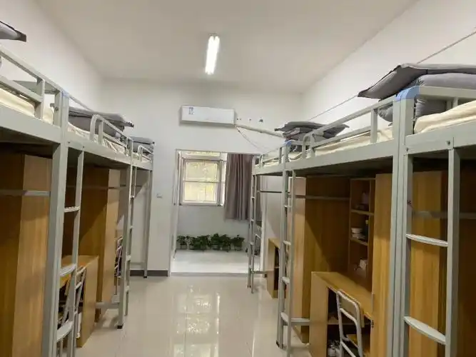 此外,宿舍每层楼还配备有公共卫生间,公共洗澡间,过滤直饮机.