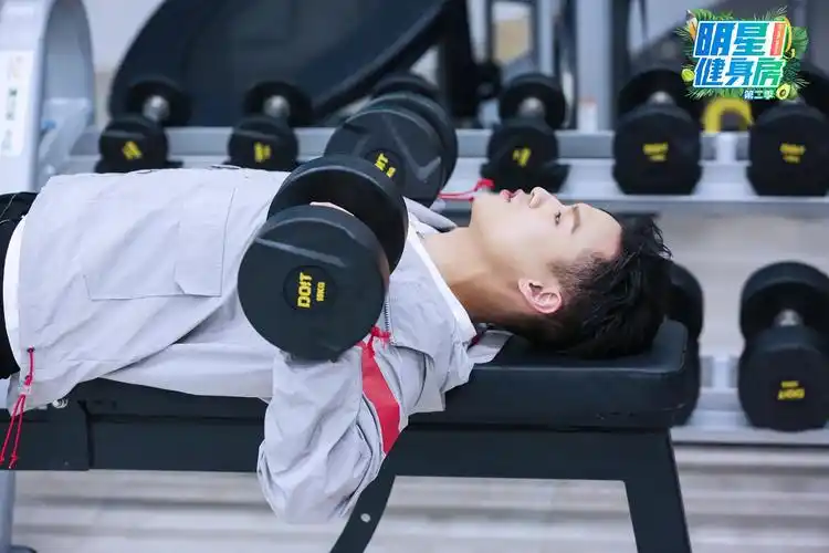 除了在考核环节带来肌肉福利,董又霖还"破天荒"地对杜淳,大左进行土味