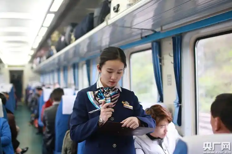 探访98后列车员的值乘生活 千里铁道线上驰骋的青春
