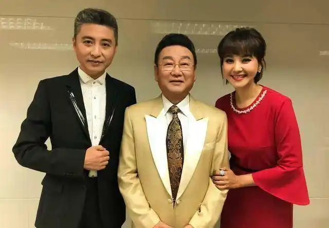 她15岁丧父,25岁主持娱乐节目成名,嫁给大8岁老公很幸福_方琼_工作