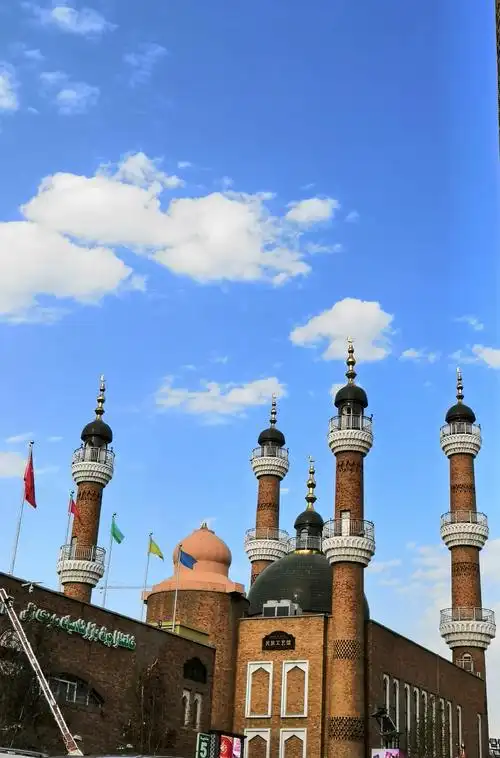 大美新疆三人行——在乌鲁木齐的街头走一走